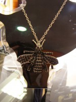 Collar largo con abeja