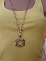 Collar largo con formas de corazón