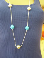 Collar largo con bolas azules